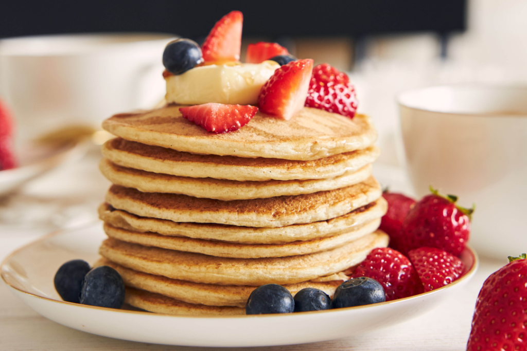 Tortitas de avena con trozos de fruta fresca por encima, ideales para un desayuno equilibrado en L'Hospitalet de Llobregat Barcelona