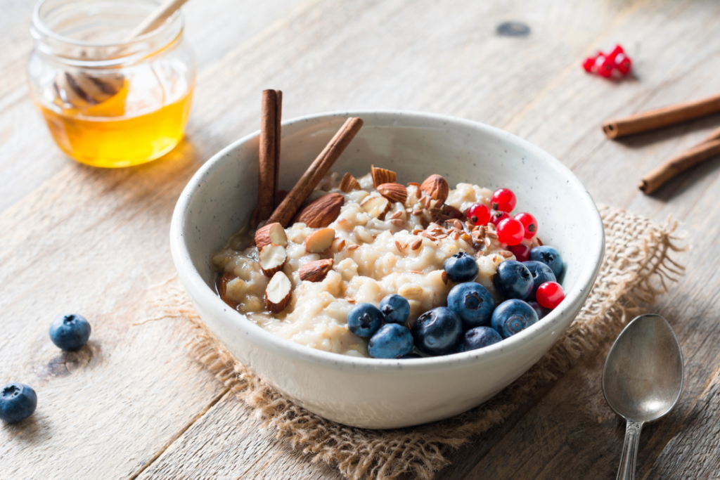 Porridge de avena con arándanos y mantequilla de cacahuete en un bol, desayuno saludable en consulta nutricional de L'Hospitalet de Llobregat.