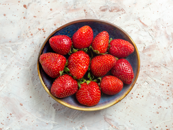 Plato con fresas frescas de temporada, ideales para una alimentación saludable en marzo en L'Hospitalet de Llobregat.