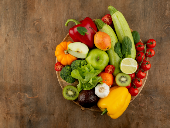 Plato con frutas y verduras frescas de temporada, ideales para una alimentación saludable en marzo en L'Hospitalet de Llobregat.