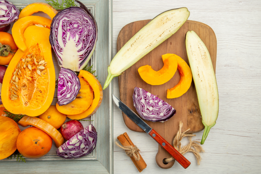 Plato con frutas y verduras de temporada de septiembre, como higos, uvas, calabacín y berenjenas.