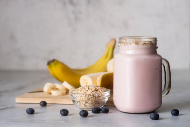 Este batido de plátano, arándanos y avena es la opción perfecta de snack saludable para el trabajo o la escuela. Rico en fibra, vitaminas y antioxidantes, es ideal para mantener tu energía durante el día. Además, su preparación es rápida y sencilla, lo que lo convierte en una excelente opción para las mañanas ocupadas o como merienda nutritiva a media tarde.