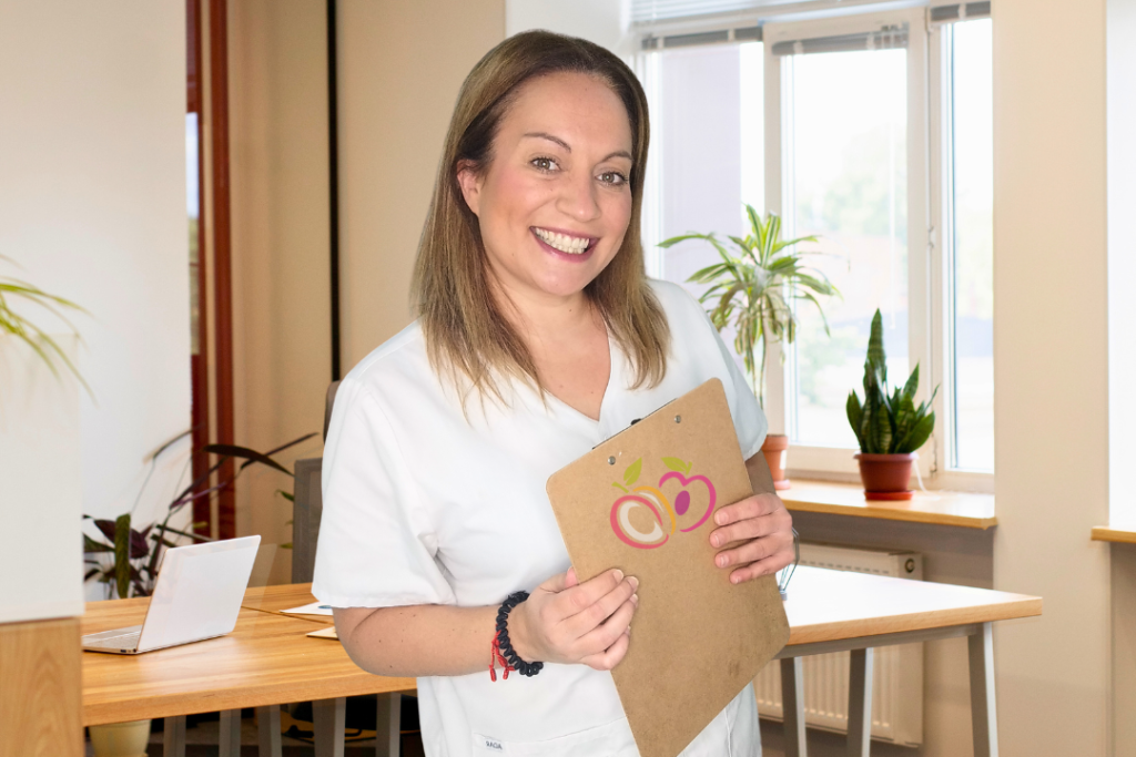 Dietista nutricionista en su consulta en L'Hospitalet de Llobregat, Barcelona, ofreciendo asesoramiento nutricional personalizado.