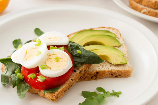 Descubre esta opción de snack saludable ideal para llevar al trabajo o la escuela: una tostada integral con aguacate, huevo duro, espinacas frescas y tomate. Rica en nutrientes y fácil de preparar, este snack te ayudará a mantenerte lleno y con energía durante el día. Perfecto para aquellos que buscan opciones rápidas, deliciosas y equilibradas.