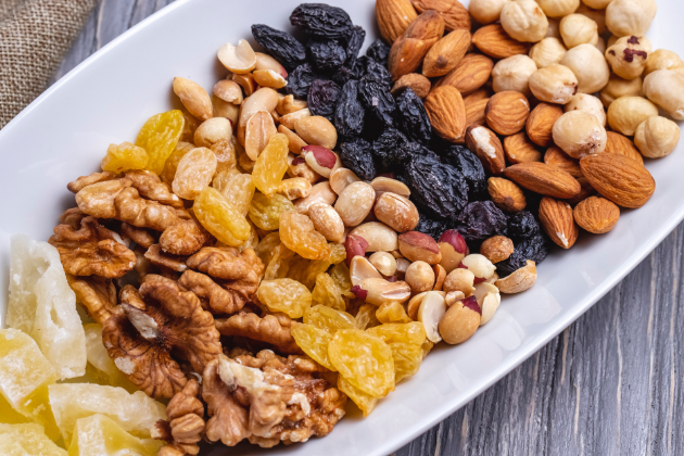 Esta deliciosa mezcla de frutos secos como nueces, almendras, cacahuetes y frutas deshidratadas es una excelente opción de snack saludable para el trabajo o la escuela. Rica en grasas saludables, proteínas y fibra, te mantendrá lleno y energizado durante el día. Perfecto para llevar y disfrutar en cualquier momento, este snack combina sabor y nutrición de manera equilibrada.